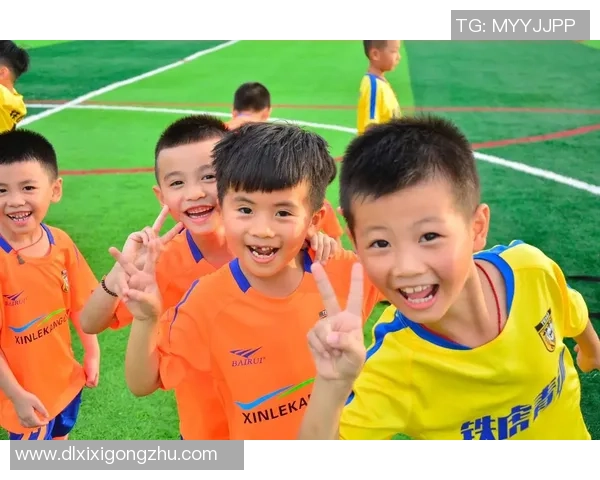 足球巨星与小男孩亲密互动瞬间展现温暖人性之美