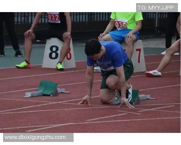 足球球星全力开场冲刺展现速度与激情点燃全场比赛热血